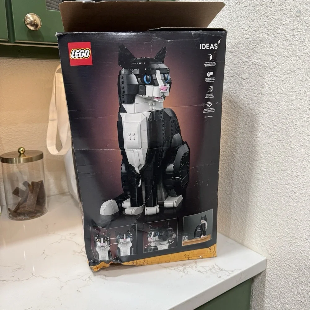 LEGO Ideas: Tuxedo Cat (21349)